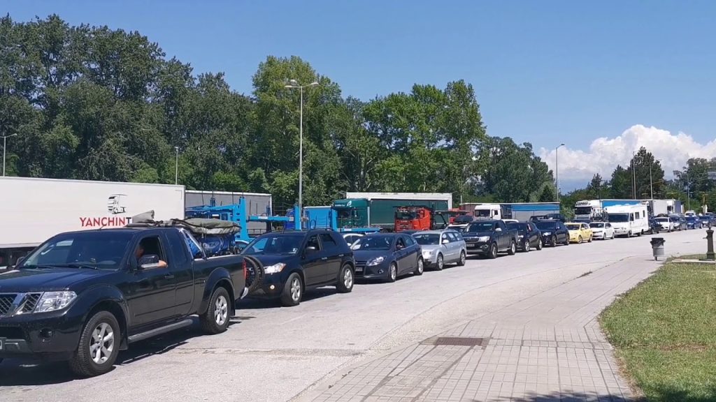 Κατάντησαν τους Έλληνες «οικονομικούς πρόσφυγες»: Πηγαίνουν σε Βουλγαρία και Σκόπιαγια φθηνότερα καύσιμα