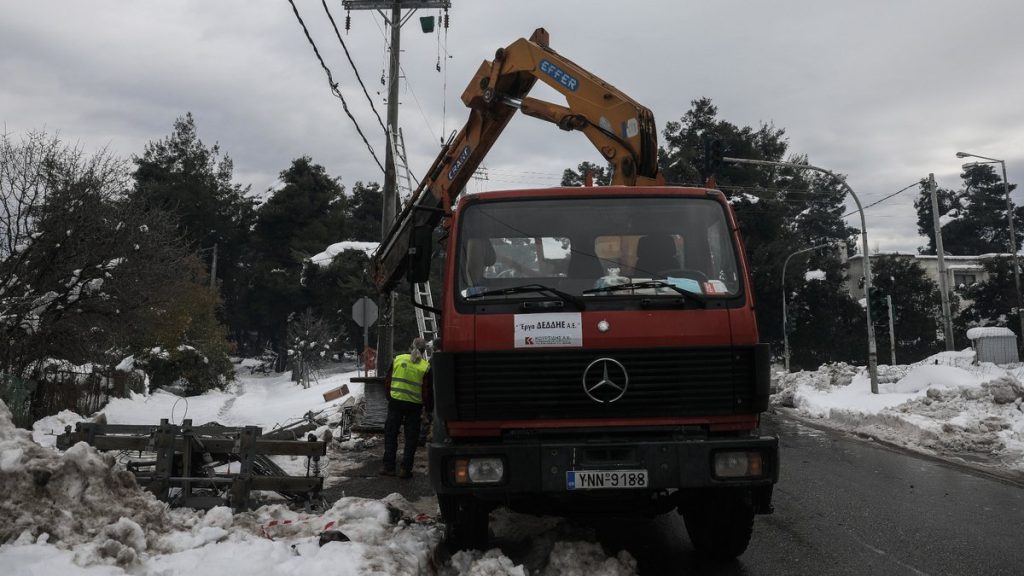 Κακοκαιρία «Φίλιππος»: Στο «σκοτάδι» χωριά της Εύβοιας – Χιονοθύελλα έριξε δέντρα πάνω σε καλώδια της ΔΕΗ