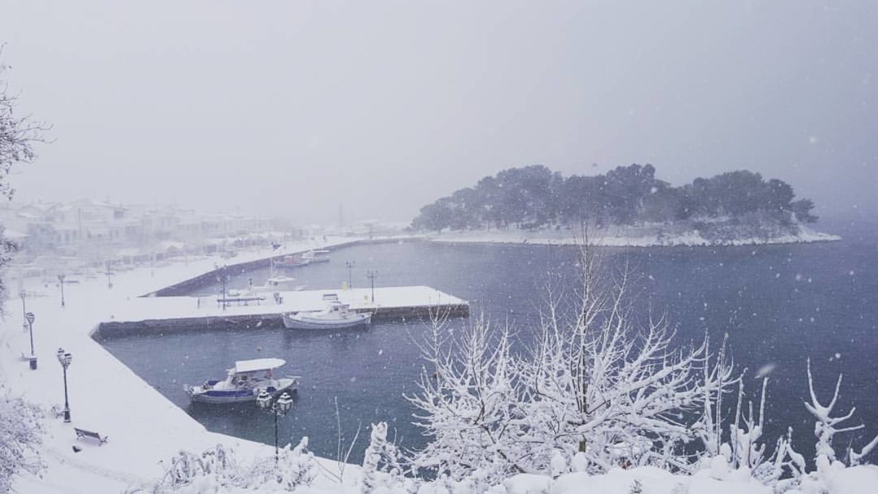 Κακοκαιρία «Φίλιππος»: Χιόνισε στη Σκιάθο – Δείτε εντυπωσιακές εικόνες