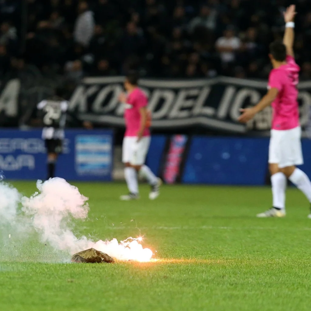 Αργεντινή: Πέτυχαν με φωτοβολίδα τον βοηθό διαιτητή και τον έστειλαν στο νοσοκομείο (βίντεο)