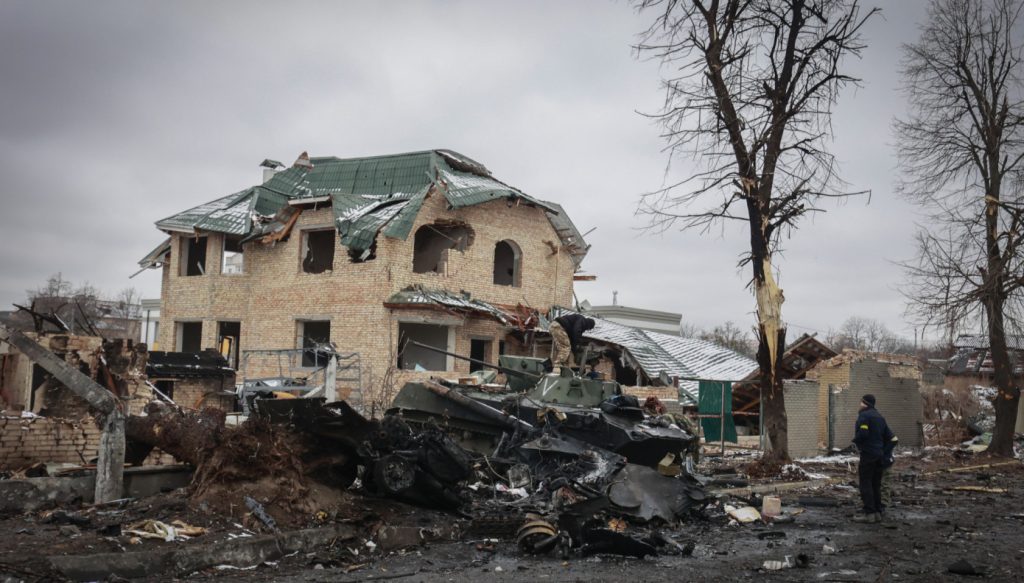 Το Κίεβο καταγγέλλει τη Ρωσία ότι βομβάρδισε λύκειο στο Μικολάιβ