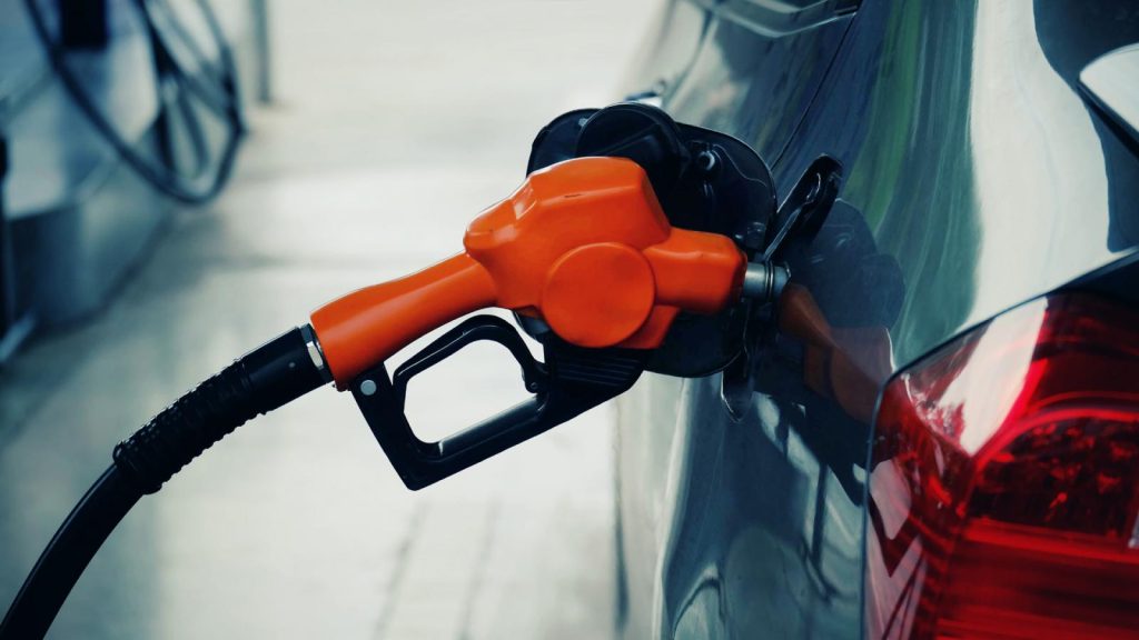 Μέτρα για τη μείωση της τιμής της βενζίνης εξετάζει η Γερμανία