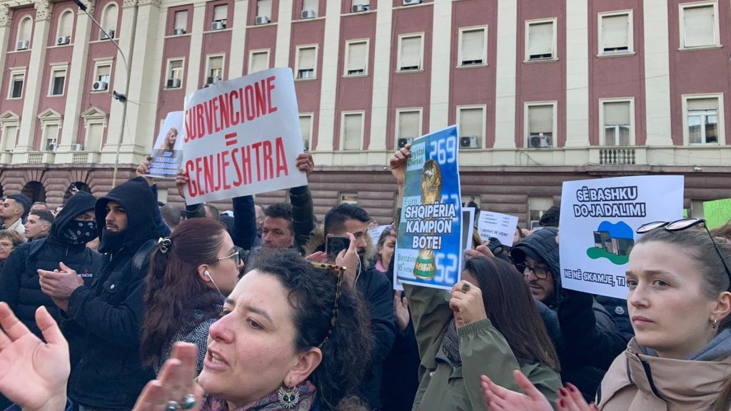 Για τέταρτη μέρα στους δρόμους οι Αλβανοί ενάντια στην ακρίβεια σε τρόφιμα και καύσιμα