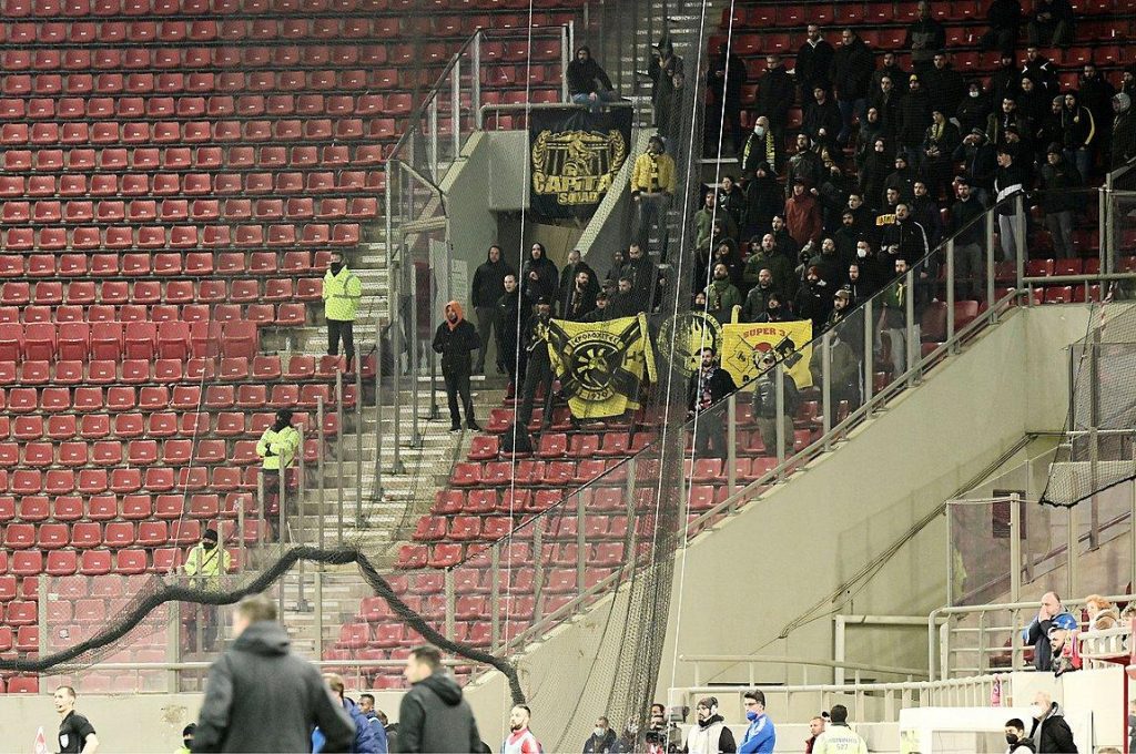 Συγκίνηση στο «Γ. Καραϊσκάκης»: Οι οπαδοί του Άρη φώναξαν «Άλκης» και χειροκροτήθηκαν από τον Ολυμπιακό