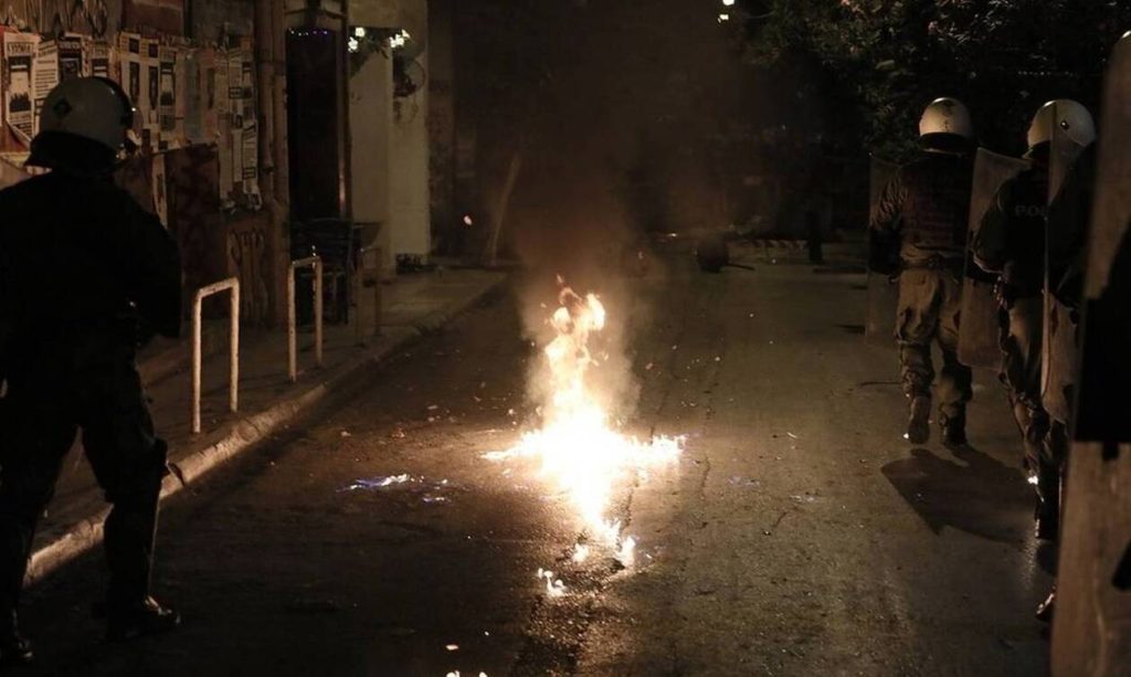 Επεισόδια στη Θεσσαλονίκη – Άγνωστοι πέταξαν μολότοφ σε διμοιρία των ΜΑΤ (βίντεο)
