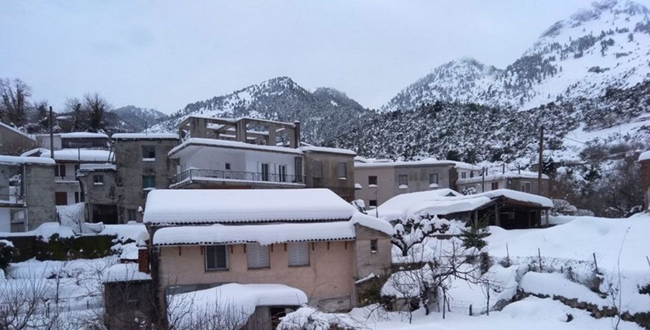 Κακοκαιρία Φίλλιπος: Δεν διακρίνονται από το χιόνι οι δρόμοι στη Βόρεια Εύβοια