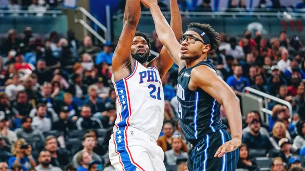 ΝΒΑ: «Λαμπερός» ο Λεμπρόν Τζέιμς παρά την ήττα των Λέικερς – Δύσκολη η νίκη των Σίξερς στο Ορλάντο