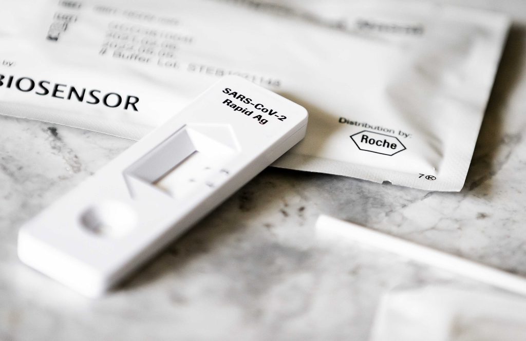 Καστοριά: Χειροπέδες σε αστυνομικούς και φαρμακοποιούς για πλαστά rapid test