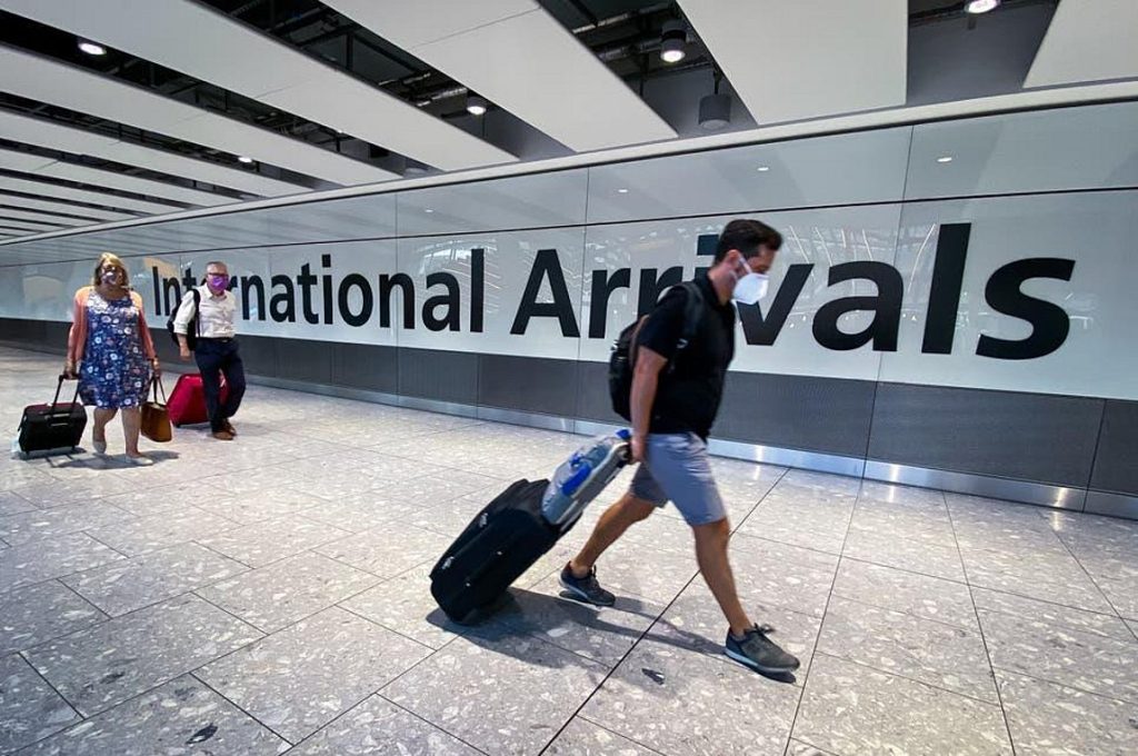 Η Βρετανία αναιρεί όλα τα περιοριστικά μέτρα κορωνοϊού για τους ταξιδιώτες