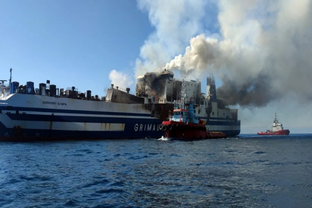 «Euroferry Olympia»: Απομακρύνθηκαν ακόμη έξι φορτηγά από το καμένο πλοίο (φώτο)