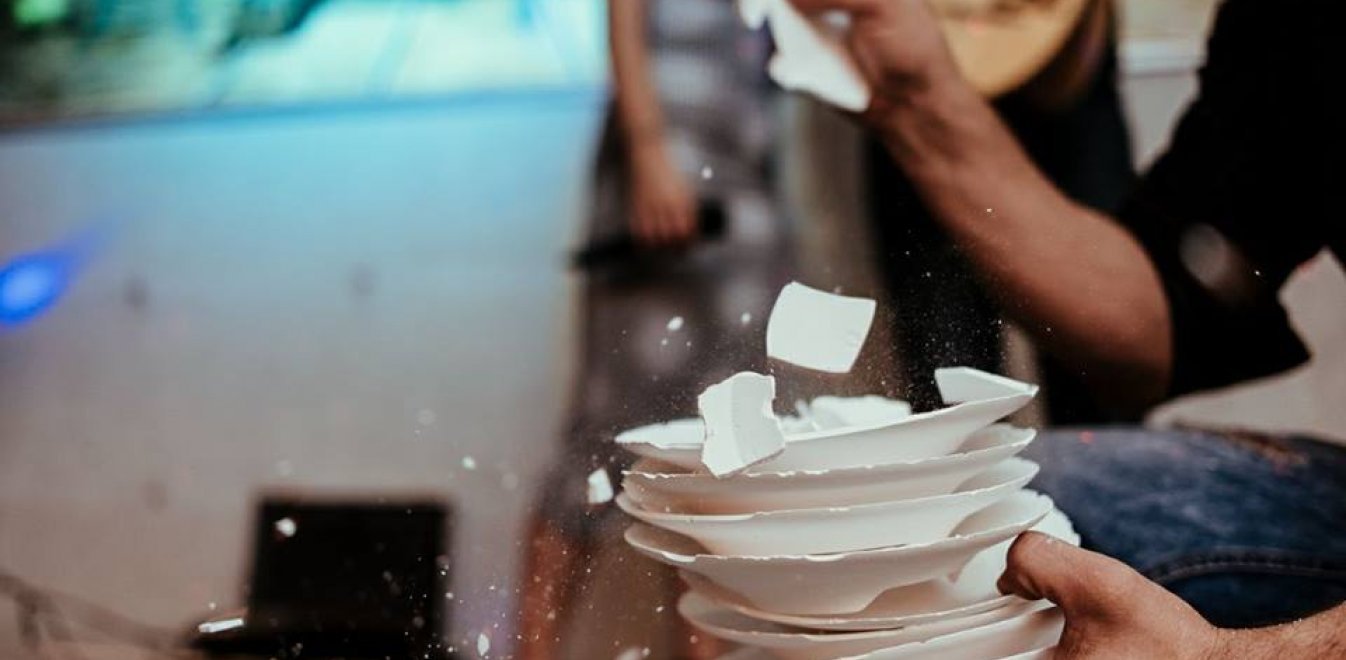 Έσπασαν 200 κιλά πιάτα: Το βράδυ που άλλαξε για πάντα τα ελληνικά μπουζούκια