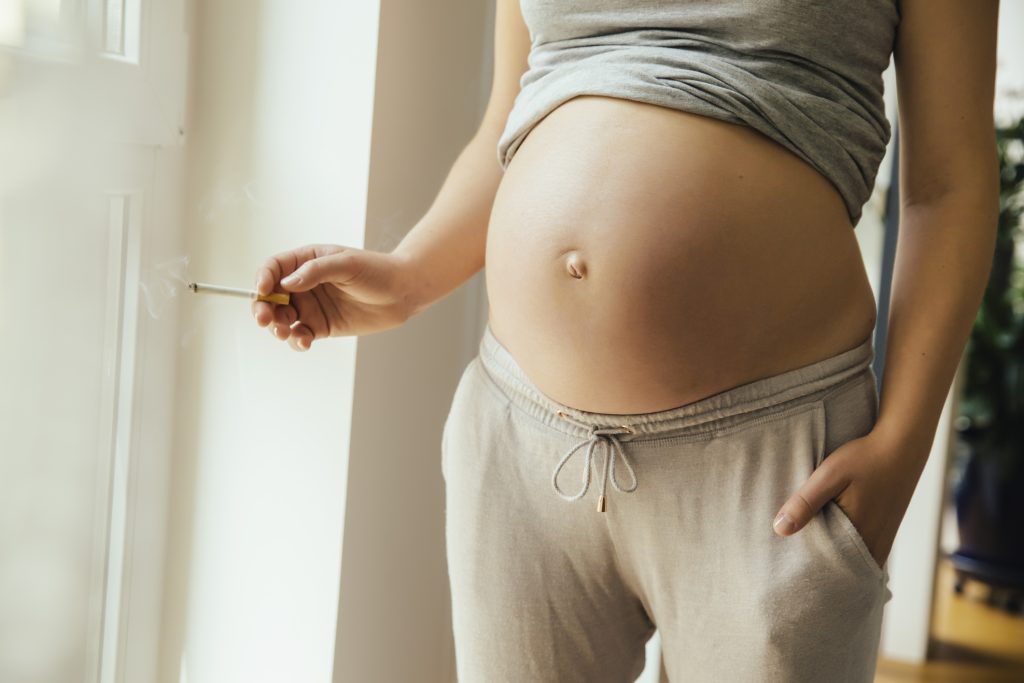 Έρευνα: Το κάπνισμα της μητέρας πριν και μετά τη σύλληψη συνδέεται με καθυστέρηση στην ανάπτυξη του εμβρύου