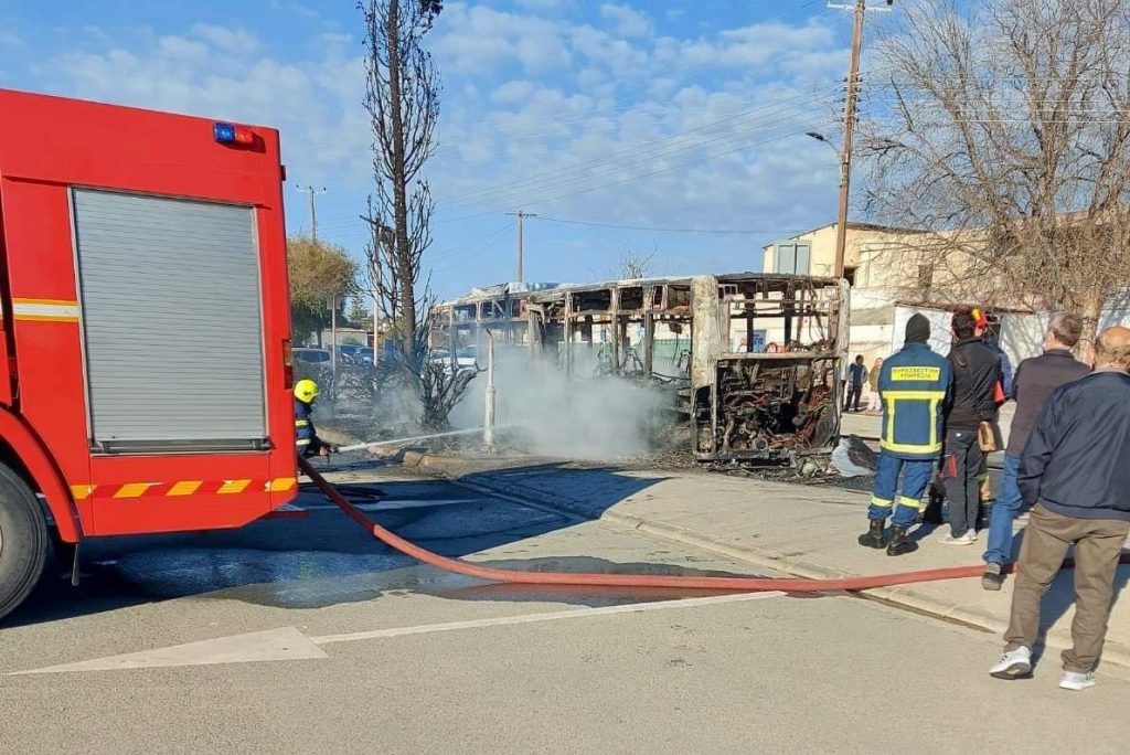 Κύπρος: Φωτιά σε λεωφορείο που μετέφερε μαθητές στη Λάρνακα – Σώοι όλοι οι επιβάτες
