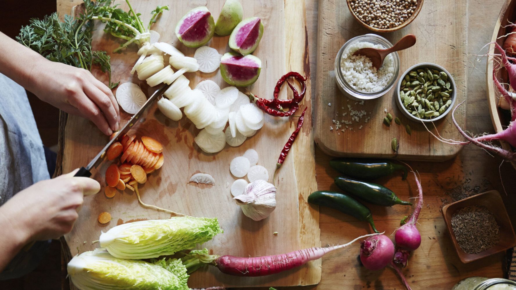 Δείτε γιατί δεν πρέπει να πλένετε το ξύλο κοπής με απορρυπαντικό πιάτων