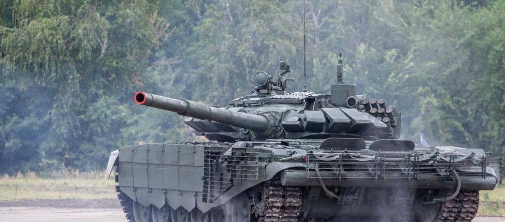 Συγκλονιστική στιγμή: Γιαγιά σταυρώνει τα ρωσικά άρματα μάχης που μπαίνουν στην Ουκρανία (βίντεο) (upd)