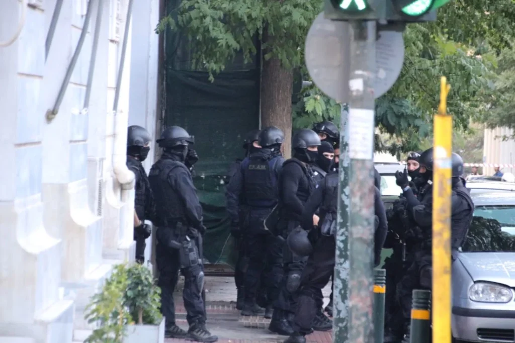 Σε εξέλιξη αστυνομική επιχείρηση στο κέντρο της Αθήνας για παραεμπόριο, ναρκωτικά και παράνομους μετανάστες