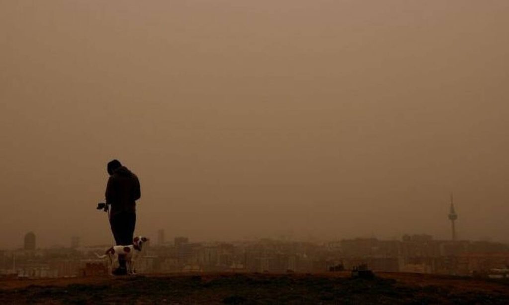 Αφρικανική σκόνη: «Σκέπασε» την Ισπανία και «έβαλε μπρος» για την Ελλάδα (φώτο)
