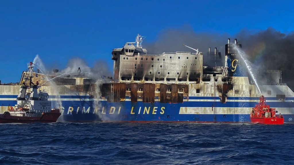 «Euroferry Olympia»: Έντονοι και επικίνδυνοι καπνοί εξακολουθούν να βρίσκονται στο εσωτερικό του πλοίου