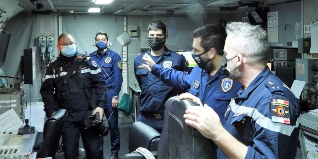 Ο διοικητής του γαλλικού αεροπλανοφόρου «Charles De Gaulle» επισκέφθηκε τη φρεγάτα «’Υδρα»