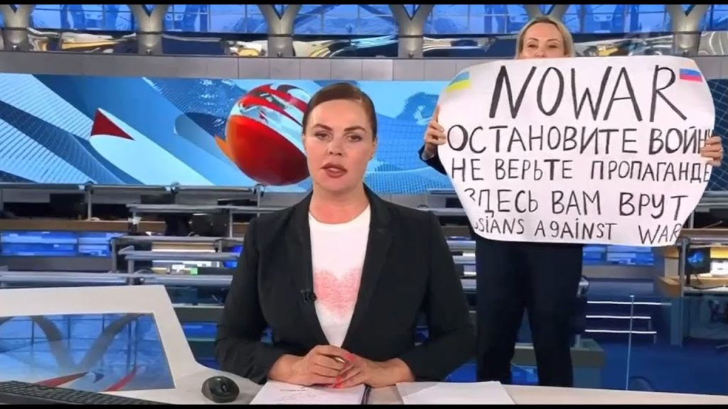 Ρωσία: 255 ευρώ «κόστισε» στη Ρωσίδα δημοσιογράφο το πλακάτ που σήκωσε στο δελτίο ειδήσεων