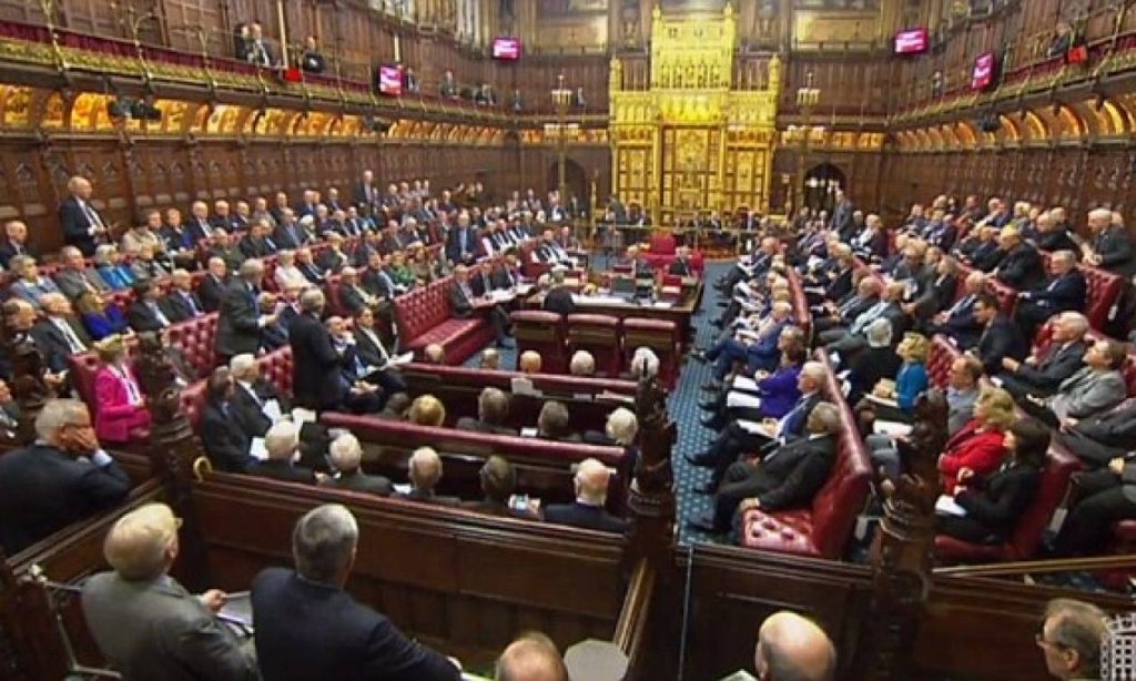 Μεγάλη Βρετανία: Βουλευτής «πήρε» έναν υπνάκο στη «Βουλή των Λόρδων» και μετά δεν τον άφησαν να μιλήσει (φώτο)
