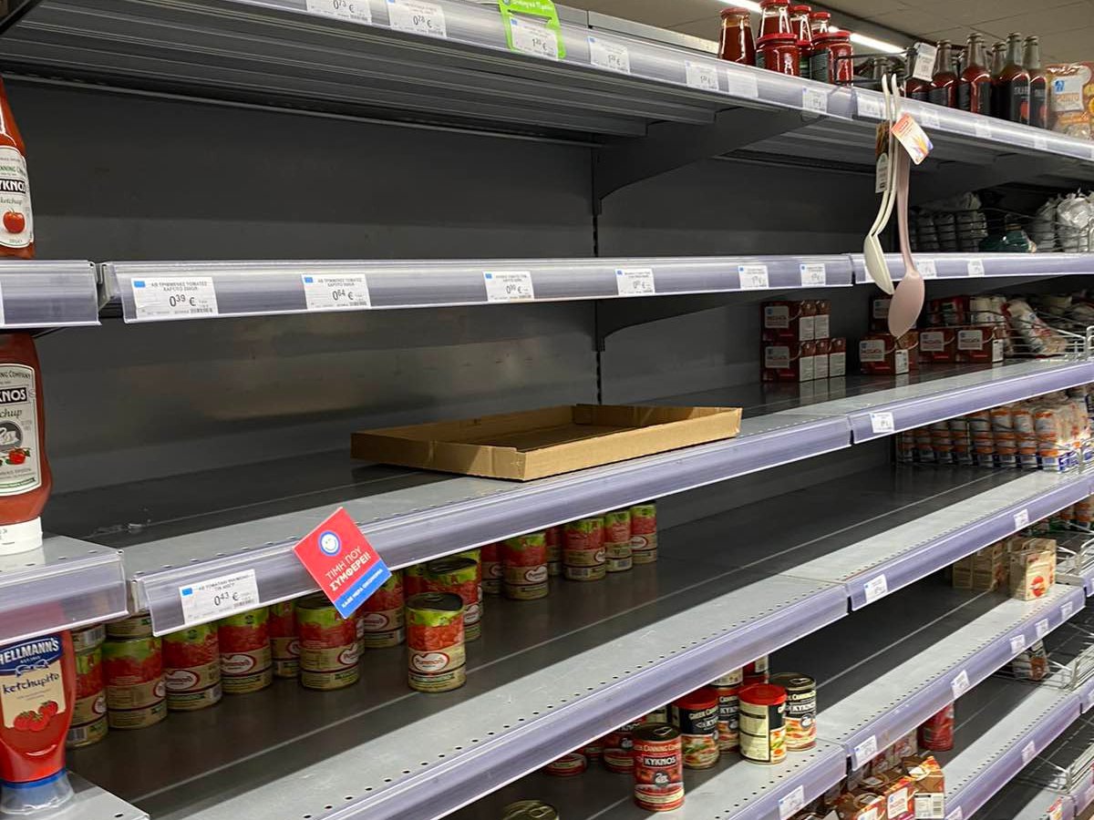 Κρήτη: Άδειασαν από ζυμαρικά και αλεύρι τα ράφια των σούπερ μάρκετ (φώτο)