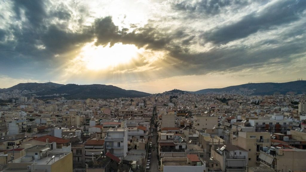 Βελτιωμένος ο καιρός σήμερα: Πού θα υπάρξουν τοπικές βροχές – Η πρόγνωση της ΕΜΥ