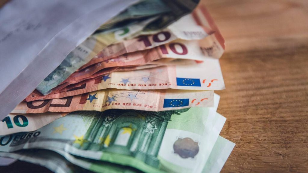 ΓΣΕΕ: Ζητά άμεση αύξηση του κατώτατου μισθού στα 751 ευρώ