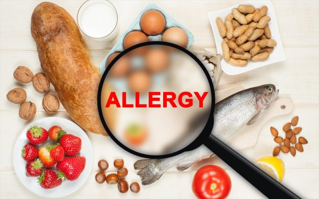Τροφική αλλεργία: Δείτε με ποια συμπτώματα εμφανίζεται & πώς αντιμετωπίζεται