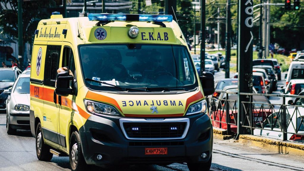 Θεσσαλονίκη: Ανετράπη ασθενοφόρο έξω από την Επανομή – Δεν αναφέρθηκε τραυματισμός