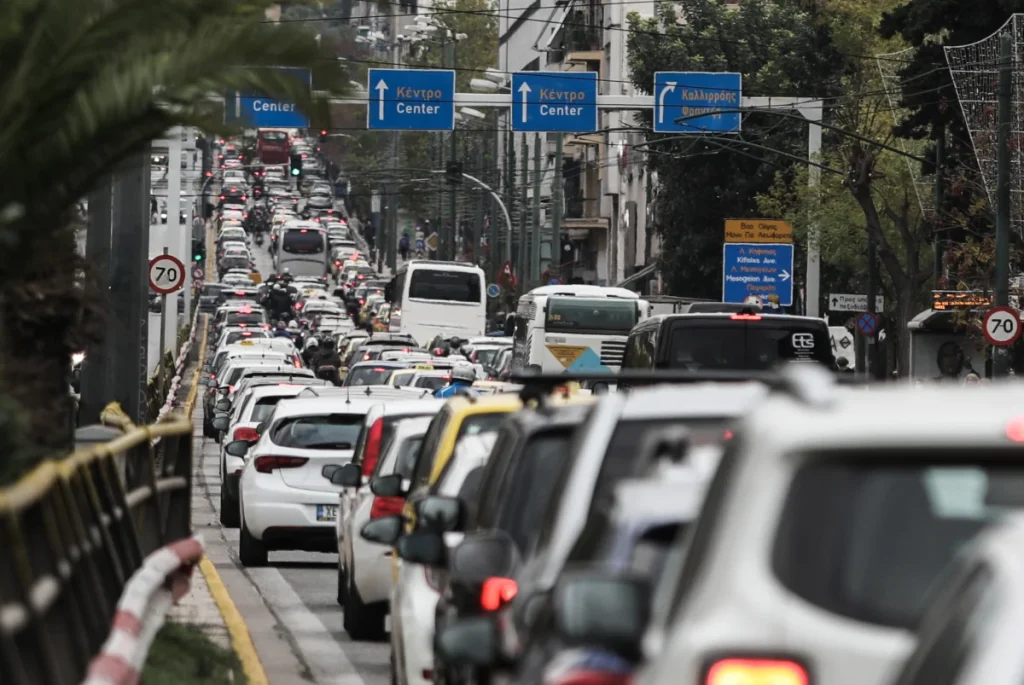 Μποτιλιάρισμα λόγω ακινητοποιημένου οχήματος στον Κηφισό – Στα «κόκκινα» η κίνηση σε Κατεχάκη και Μεσογείων