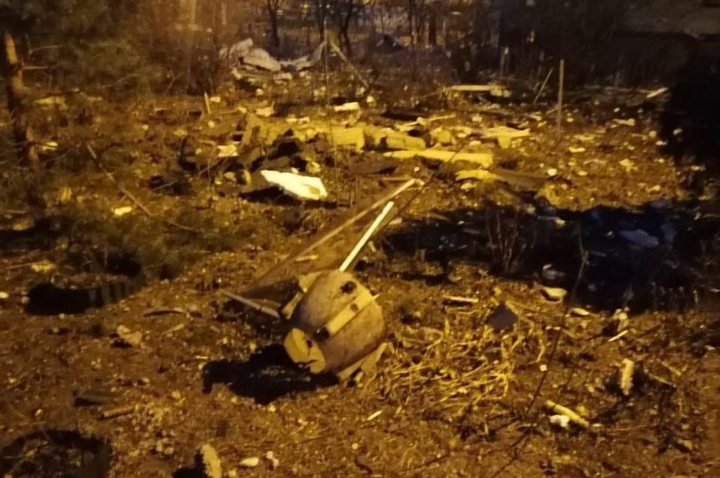 Ουκρανία: Συντρίμμια πυραύλου που καταρρίφθηκε έπεσαν σε πολυκατοικία στο Κίεβο – Τουλάχιστον ένας νεκρός