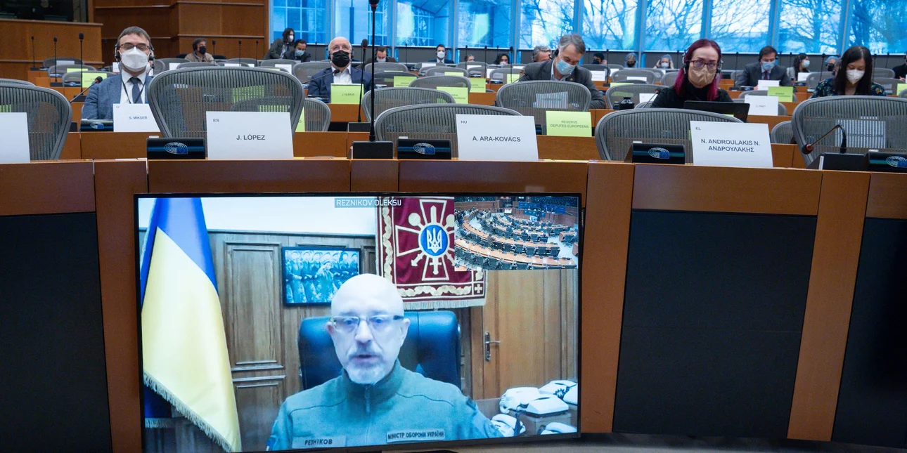 Ο Ουκρανός ΥΠΑΜ ζήτησε από την ΕΕ όπλα «εν λευκώ», ζώνη απαγόρευσης πτήσεων και κυρώσεις στη Ρωσία