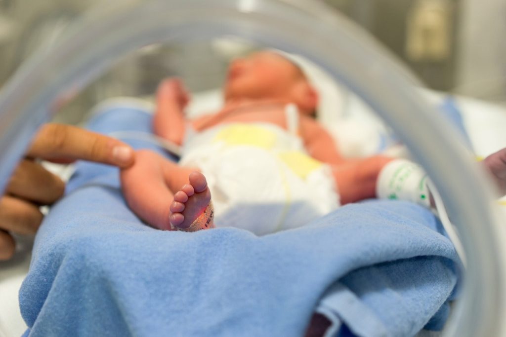 Κορωνοϊός: Τι έδειξε μελέτη για τη μετάδοσή του από τη μητέρα στο μωρό πριν ή μετά τη γέννα