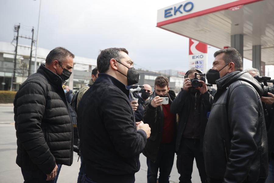 Βενζινοπώλες σε Τσίπρα: «Με τις αυξήσεις στις τιμές, κερδισμένοι είναι μόνο οι κλέφτες»