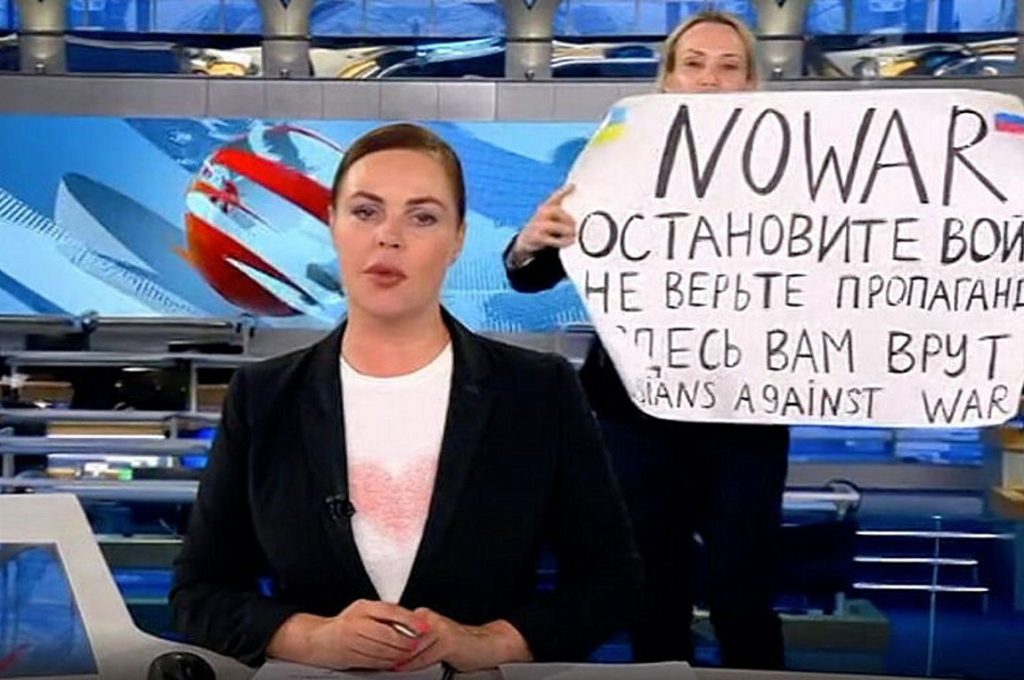 Ρωσία: Παραιτήθηκε η δημοσιογράφος που εισέβαλε με πλακάτ στην κρατική τηλεόραση
