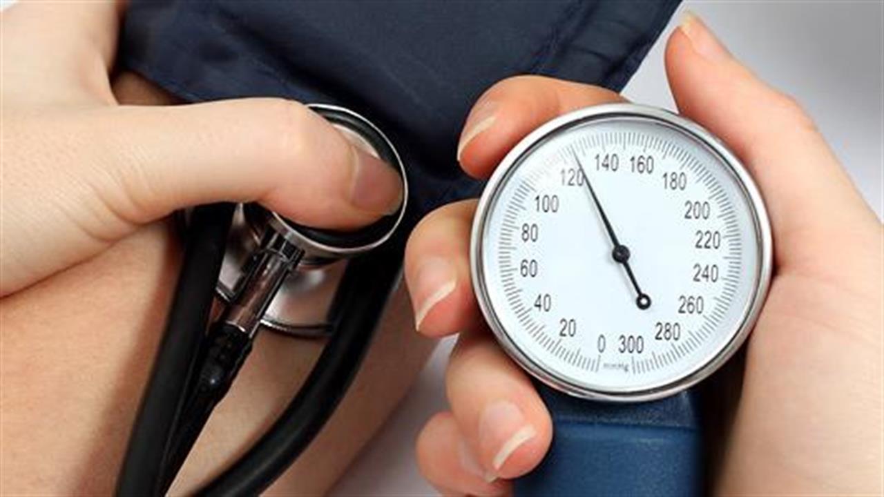 Σας ανεβαίνει η πίεση όταν σηκώνεστε από το κρεβάτι; – Να τι μπορεί να συμβαίνει