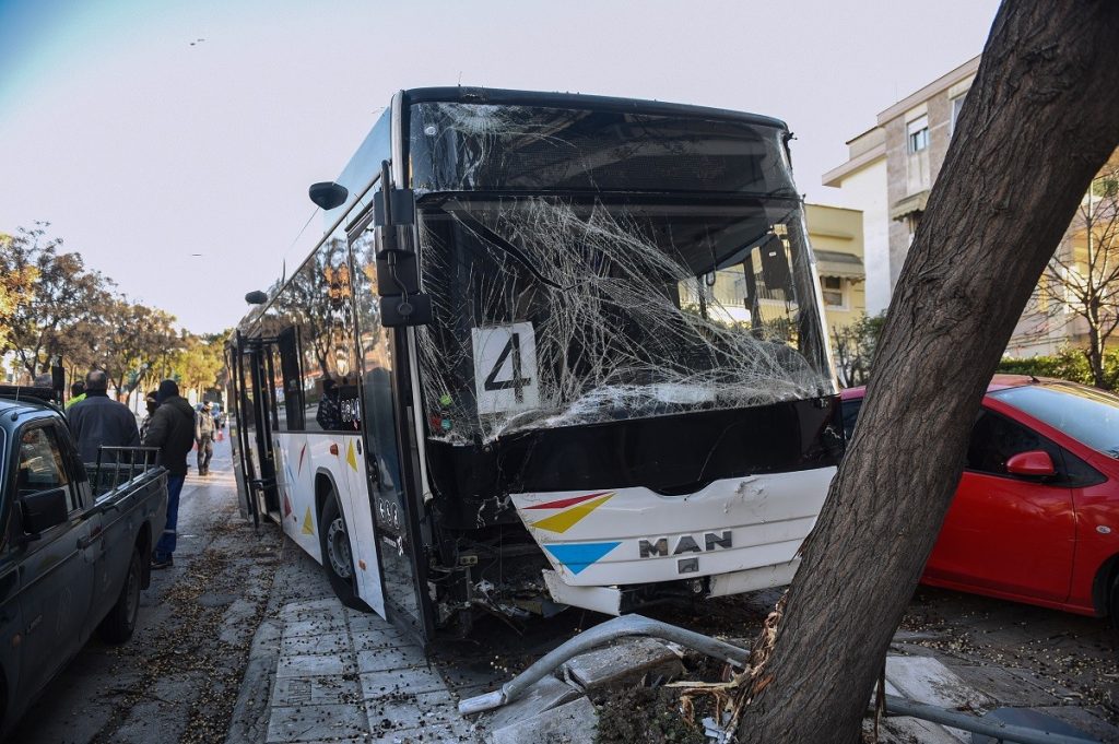 Θεσσαλονίκη: Λεωφορείο του ΟΑΣΘ σε «τρελή» πορεία – Παρέσυρε αυτοκίνητα και τραυμάτισε οδηγούς