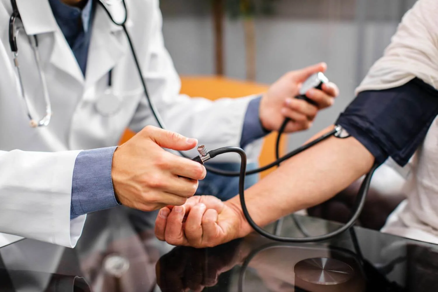 Αυξημένος ο κίνδυνος εμφράγματος ή εγκεφαλικού σε όσους η πίεση ανεβαίνει όταν στέκονται όρθιοι