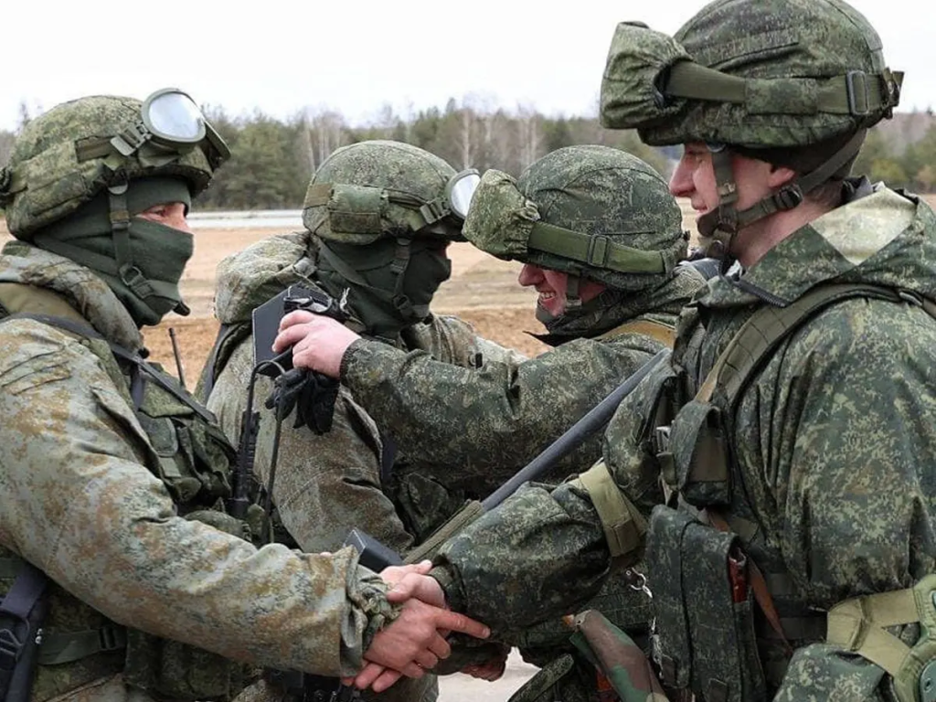 Γιαγιά κλαίει από την χαρά της και αγκαλιάζει Ρώσους στρατιώτες (βίντεο)