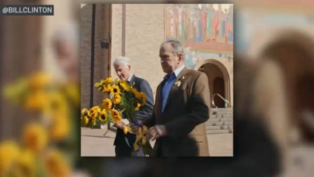 Κλίντον και Μπους μαζί σε Ουκρανική εκκλησία στις ΗΠΑ (βίντεο)