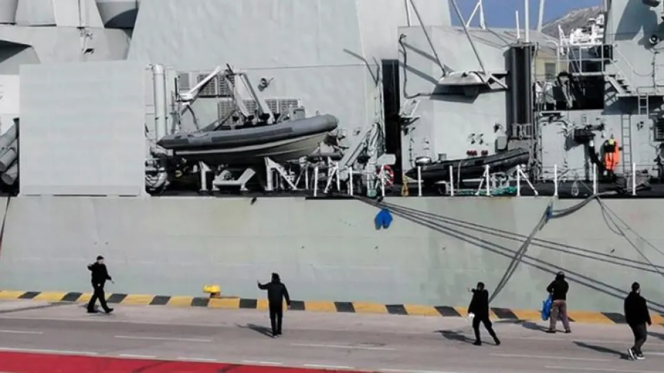 Το ΚΚΕ έριξε κόκκινες μπογιές σε πλοίο του ΝΑΤΟ στον Πειραιά