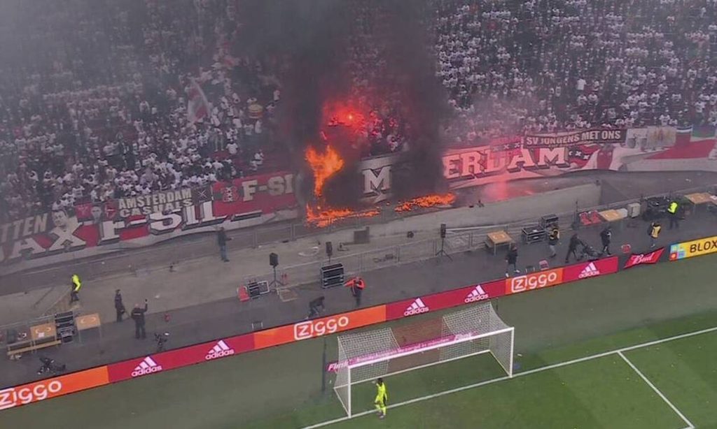 Άγιαξ – Φέγενορντ: Πήρε φωτιά η εξέδρα! (βίντεο)