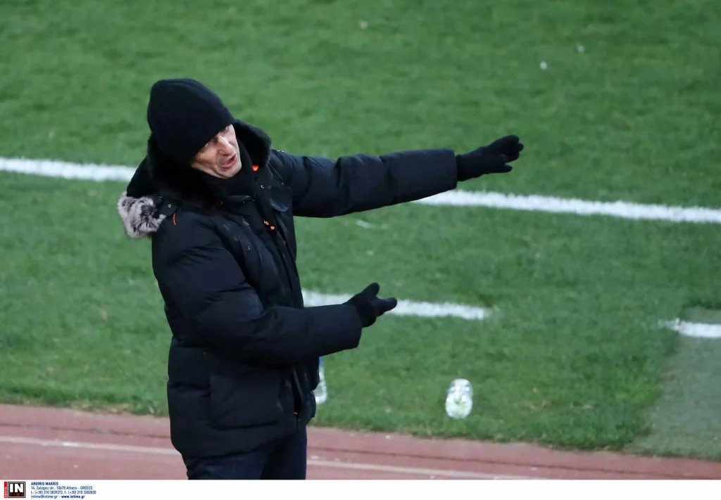 ΑΕΚ – ΠΑΟΚ: Ο έξαλλος Ρ.Λουτσέσκου πέταξε κάτω τον σκούφο του και τιμωρήθηκε από τον διαιτητή