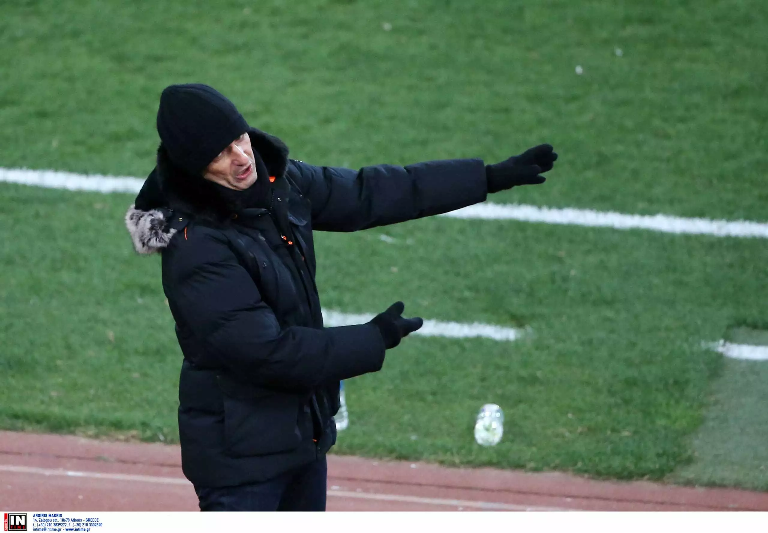 ΑΕΚ – ΠΑΟΚ: Ο έξαλλος Ρ.Λουτσέσκου πέταξε κάτω τον σκούφο του και τιμωρήθηκε από τον διαιτητή