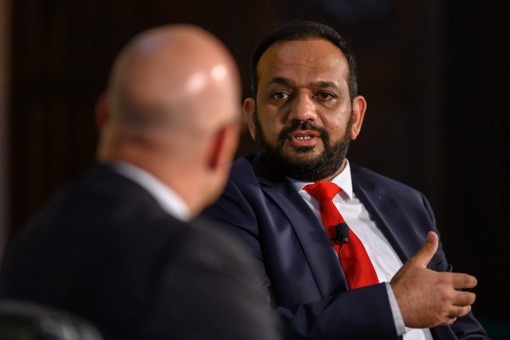 Από τα ψηλά στα χαμηλά: Πρώην υπουργός Οικονομικών είναι πλέον… οδηγός ταξί