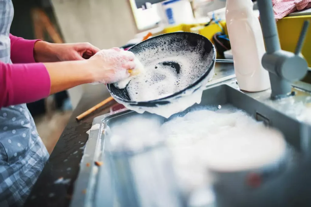 Πώς οι δουλειές όπως το πλύσιμο των πιάτων μπορεί να ωφελήσουν την υγεία της καρδιάς;