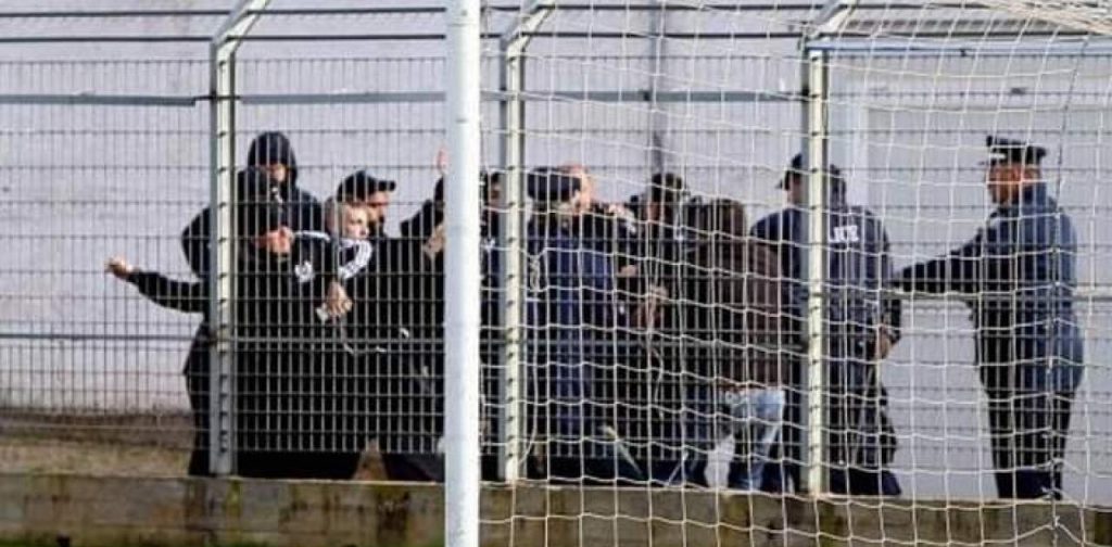 Εύβοια: Σοβαρά επεισόδια σε ποδοσφαιρικό αγώνα – «150 Ρομά μπήκαν και πέταγαν πέτρες» (βίντεο)