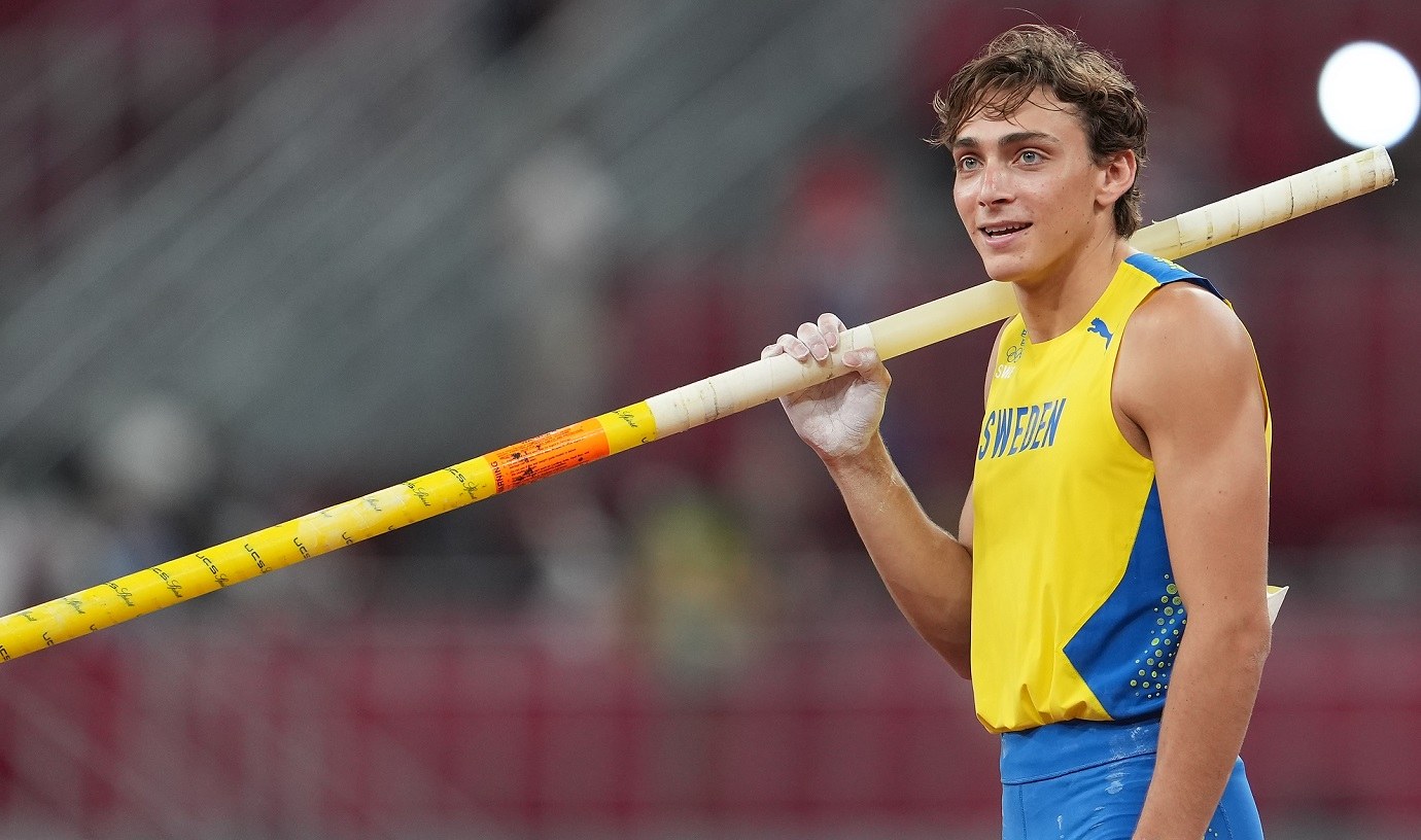 Α.Ντουπλάντις: Πέτυχε νέο παγκόσμιο ρεκόρ στο άλμα επί κοντώ και μετά χόρεψε συρτάκι