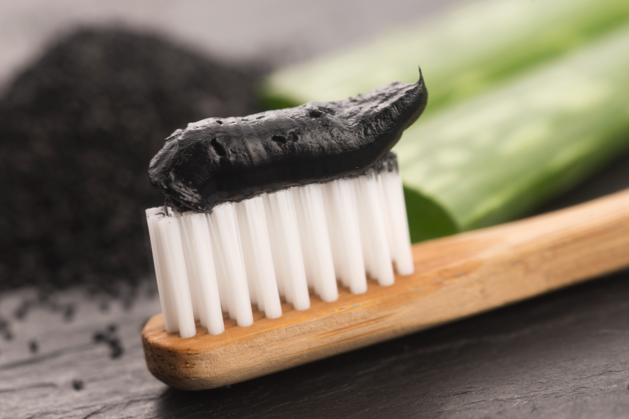 Οδοντόκρεμα με κάρβουνο: Πλεονεκτήματα και μειονεκτήματα